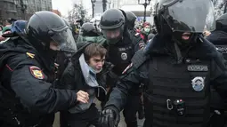 Petugas polisi menahan seorang pria selama protes terhadap pemenjaraan pemimpin oposisi Alexei Navalny di Moskow, Rusia, Sabtu (23/1/2021). 795 penangkapan dilakukan di ibu kota Moskow. (AP Photo/Pavel Golovkin)
