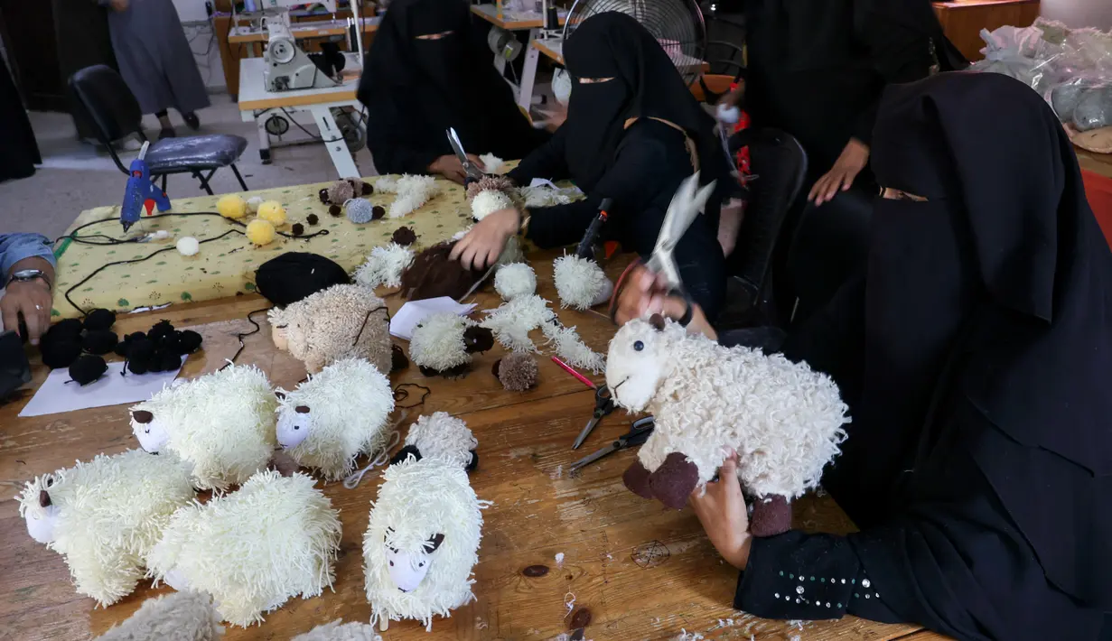 Wanita Palestina membuat boneka domba menjelang Idul Adha, di desa Badui "Umm Al-Nasr" di Jalur Gaza utara (14/7/2021). Pada Hari Raya Idul Adha diperingati peristiwa kurban, yaitu ketika Nabi Ibrahim, yang bersedia untuk mengorbankan putranya Ismail.  (AFP/Mohammed Abed)