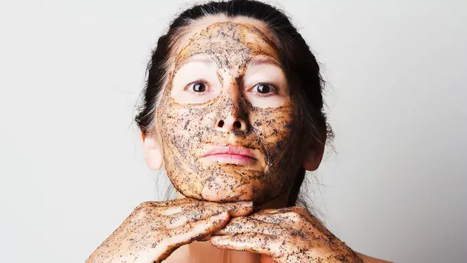 How To: Dapatkan Kulit Cerah dengan Scrub Kopi dan Gula