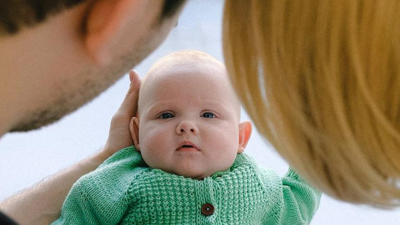 Peran ayah saat ibu mengalami baby blues sangatlah penting. Sebagai seorang suami dan orang terdekat ibu, ayah bisa melakukan banyak hal untuk membantunya menghadapi masa-masa tersebut. Lalu, apa saja hal yang bisa dilakukan oleh ayah ketika ibu mengalami