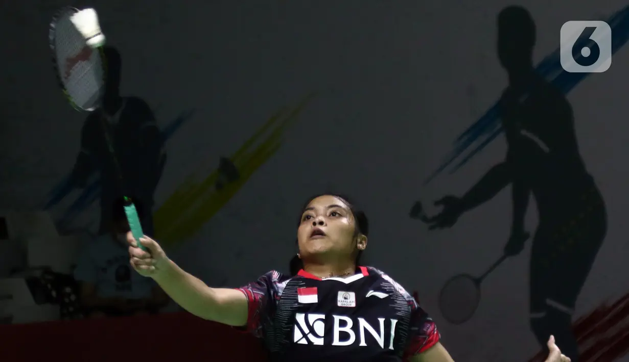 Pebulu tangkis tunggal putri Indonesia Gregoria Mariska Tunjung saat melawan Pusarla V. Sindhu (India) pada Babak 16 Besar Indonesia Masters 2022 di Istora Senayan, Jakarta, Kamis (9/6/2022). Gregoria Mariska kalah dengan skor 21-23, 22-20 dan 11-21. (Liputan6.com/Helmi Fithriansyah)