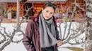 Melihat foto-foto di akun Instagramnya, terbukti kalau Alyssa memiliki banyak koleksi baju hangat. Lagi-lagi, Alyssa melilitkan scarf rajutan berwarna abu-abu yang membuatnya makin terlihat keren. (Instagram/alysssadaguise)