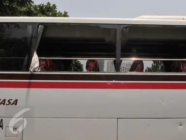 Sebuah bus mengalami kerusakan akibat aksi anarkis di tol Gatot Subroto, Jakarta, Sabtu (17/10/2015). Atmosfer Jakarta semakin memanas jelang laga final Piala Presiden antara Sriwijaya FC versus Persib Bandung. (Liputan6.com/Andrian M Tunay)