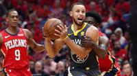 Pemain Warriors, Stephen Curry (tengah) berusha keluar dari kepungan pemain Pelicans pada laga gim ketiga semifinal NBA basketball playoff di Smoothie King Center, New Orleans, (4/5/2018). Pelicans menang 119-100. (AP/Gerald Herbert)