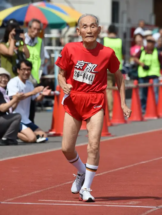 Hidekichi Miyazaki (105) melintasi garis finish setelah mencetak rekor lari 100 meter di Kyoto, Jepang, 23 September 2015. Kakek asal Jepang ini berhasil mencatatkan waktu 42,22 detik dan tercatat oleh Guinness World Records.(AFP PHOTO/Toru Yamanaka)