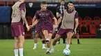 Gelandang Sevilla Ivan Rakitic (tengah) berlatih selama sesi latihan menjelang Piala Super Eropa di stadion Karaiskaki di Athena, pada 15 Agustus 2023. (Louisa GOULIAMAKI / AFP)