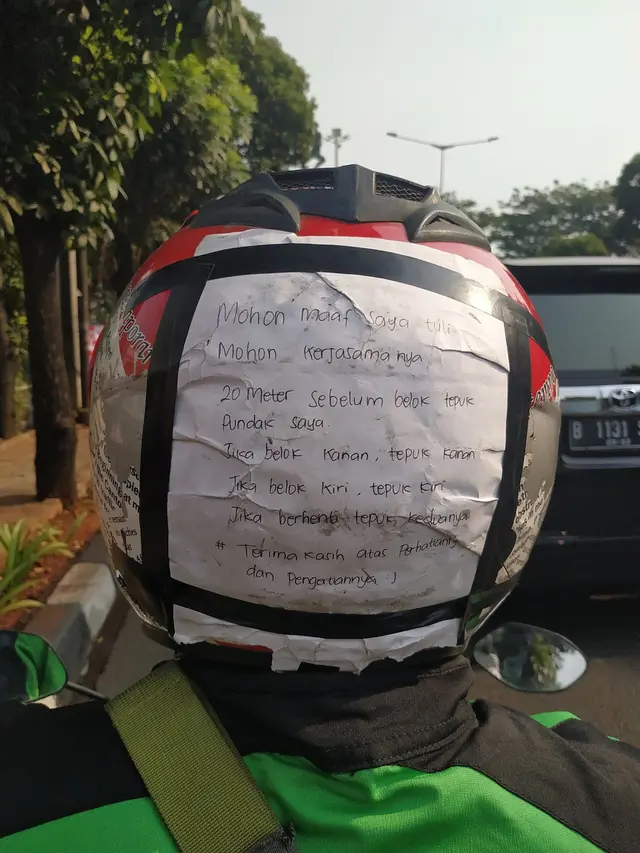 Helm pengemudi ojek online
