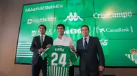 Carles Alena diperkenalkan manajemen Real Betis. (Dok. Twitter/Real Betis)