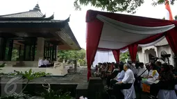 Suasana pengajian di makam mendiang Bung Hatta saat peringatan ke - 37, Jakarta, Selasa (14/2). Dalam acara ini keluarga bersama kerabat dekat memanjatkan doa di depan makam Bung Hatta di Tanah Kusir. (Liputan6.com/Johan Tallo)