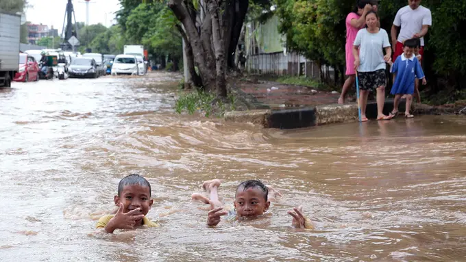 [POLL] Kegiatan Apa yang Enak Dilakukan Saat Jakarta Banjir?