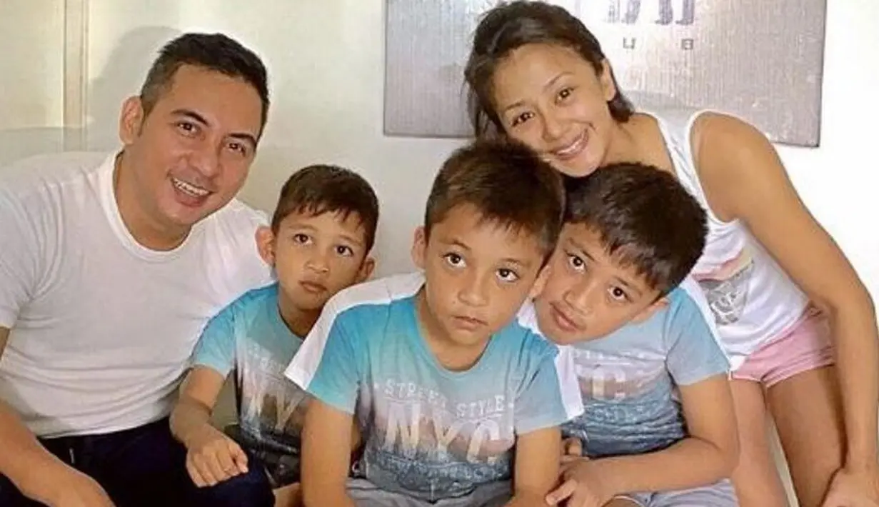Kini usia pernikahan pasangan Frans Mohede dan Amara Lingua menginjak usia 17 tahun. Dikaruniai tiga orang anak; Mahija Nathaniel Sambarana Aryantawira, Janitra Nathaniel Sambawikrama, dan Rajaswa Nathaniel Mohede. (dok. Pribadi)