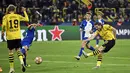 Pemain Borussia Dortmund, Marcel Sabitzer, mencetak gol ke gawang Atletico Madrid dalam duel leg kedua perempat final Liga Champions di Stadion Signal-Iduna Park, Rabu (17/4/2024).  (Bernd Thissen/dpa via AP)