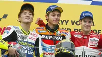 Valentino Rossi (tengah) ketika memenangkan balapan pertama era MotoGP pada tahun 2022 di Sirkuit Suzuka, Jepang. (TOSHIFUMI KITAMURA / AFP)