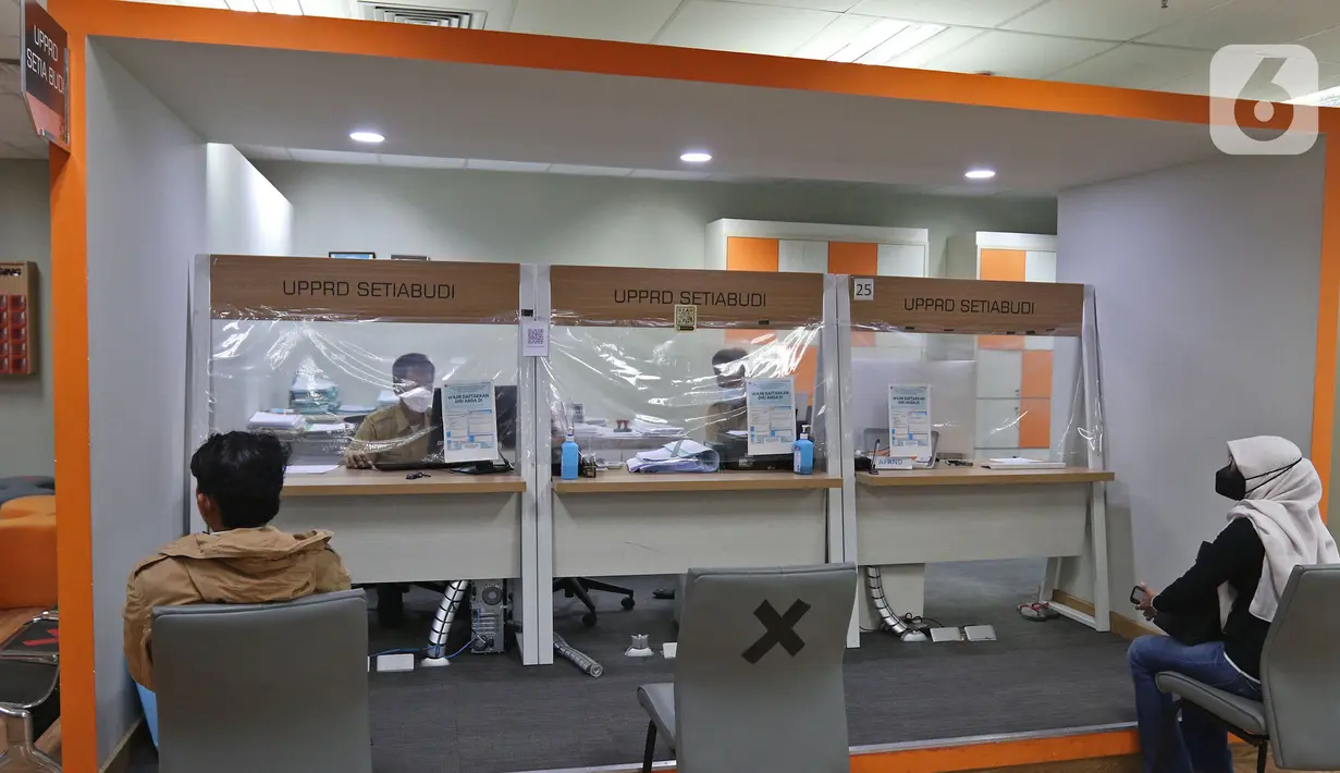 Suasana Mal Pelayanan Publik Provinsi DKI Jakarta, Senin (22/11/2021). Menurut Agung praktik pungli banyak dirasakan masyarakat saat melakukan pengurusan akta kelahiran, bidang pendidikan, perizinan dan serifikat, skep jabatan, dan mencari pekerjaan. (Liputan6.com/Herman Zakharia)