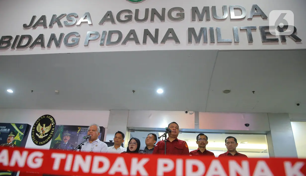 Direktur Penyidikan (Dirdik) Jaksa Agung Muda Tindak Pidana Khusus (Jampidsus) Abdul Qohar dalam keterangannya mengatakan ketiga hakim tersebut--Heru Hanindyo, Erintuah Damanik, dan Mangapul—sebagai tersangka. Karena telah ditemukan bukti yang adanya tindak pidana korupsi, suap, atau gratifikasi. (Liputan6.com/Angga Yuniar)