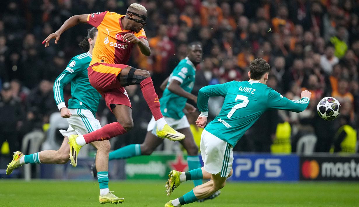 Pada laga itu, Osimhen menjadi salah satu pemain kunci dalam kemenangan 1-0 Galatasaray atas Liverpool. Ia berkontribusi atas gol Mario Lemina pada menit ketujuh dengan mencetak assist melalui sundulannya. (AP Photo/Khalil Hamra)