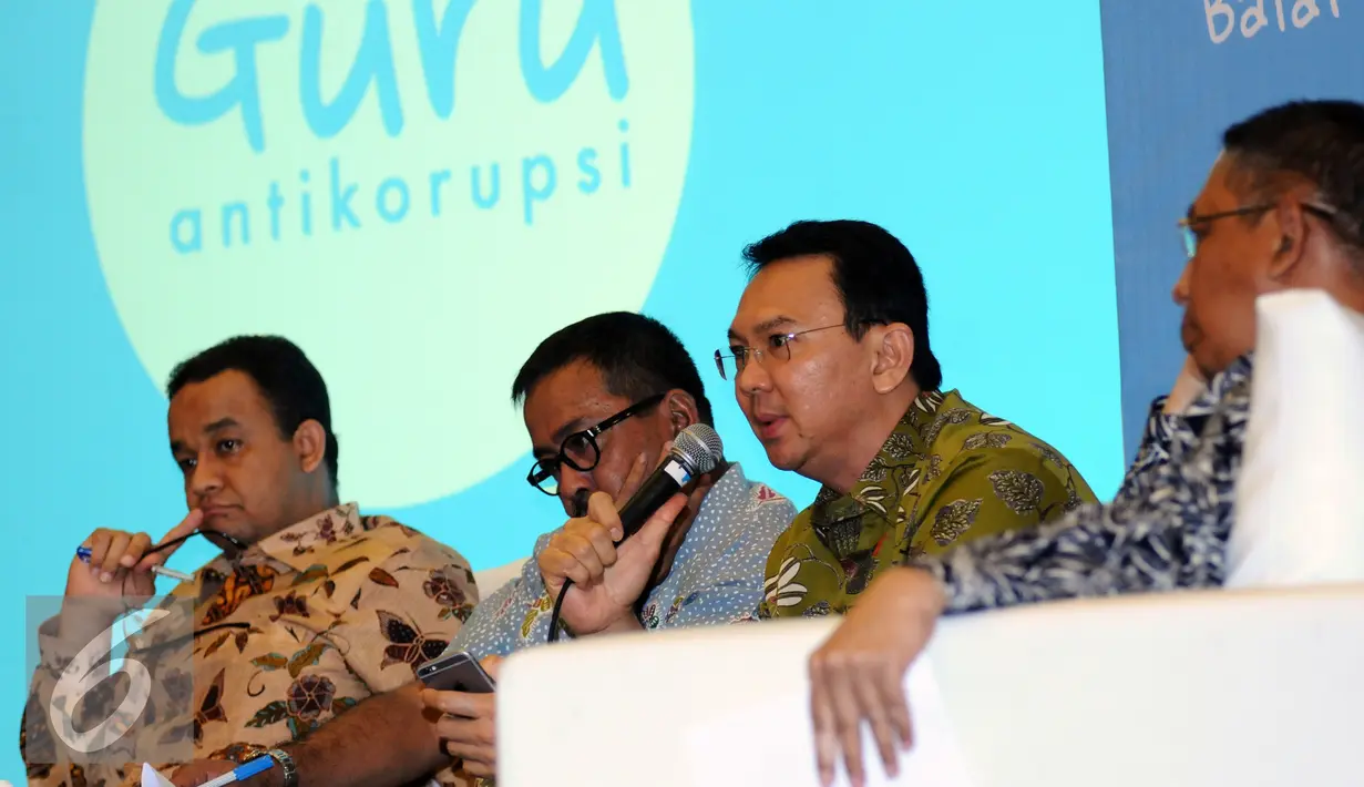 Gubernur DKI Jakarta, Basuki Thahaja Purnama (kedua kanan) memberikan pandangan saat diskusi bersama di Jakarta, Selasa (22/12/2015). Diskusi membahas Pengelolaan Guru, Sentralisasi atau Desentralisasi. (Liputan6.com/Helmi Fithriansyah)