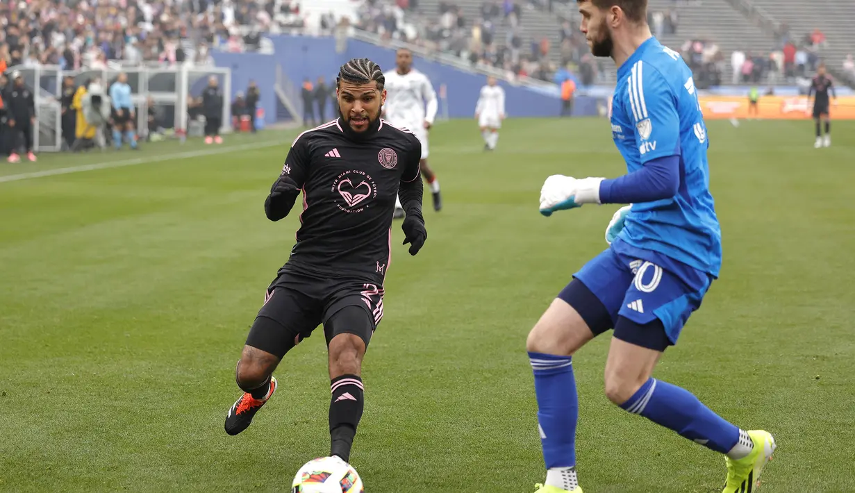 Kiper FC Dallas, Maarten Paes (kanan) berebut bola dengan pemain Inter Miami, DeAndre Yedlin saat laga lanjutan MLS (Major League Soccer) 2024 melawan Inter Miami di Cotton Bowl, Dallas, Texas, 22 Januari 2024. (AFP/Getty Images/Carmen Mandato)