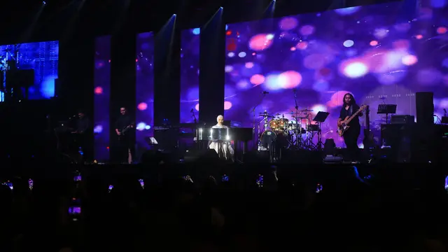 Putri Ariani saat membuka konser Ronan Keating di Jakarta