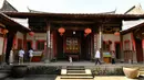 Sejumlah turis mengunjungi Aijing Zhuang, sebuah desa bersejarah yang dikelilingi benteng, di Tongan, Wilayah Yongtai, Provinsi Fujian, China, 19 Juli 2020. Beragam kebijakan telah diterapkan guna melestarikan desa-desa bersejarah di Wilayah Yongtai. (Xinhua/Wei Peiquan)