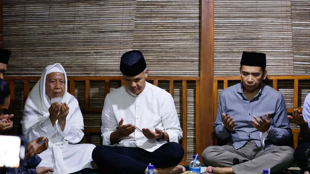 Didampingi TGB, Ganjar Dapat Petuah Khusus dari Pengasuh Ponpes Nurul Muhsinin Lombok
