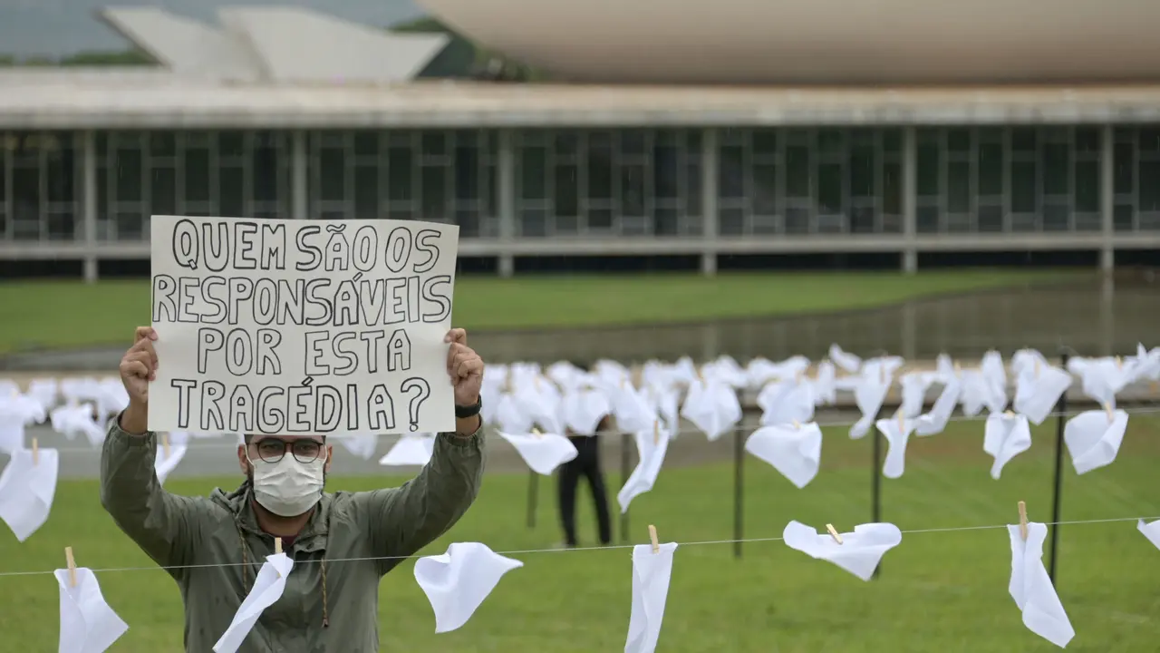 Aksi Menggantung Ratusan Sapu Tangan Putih di Gedung Kongres Nasional Brasil