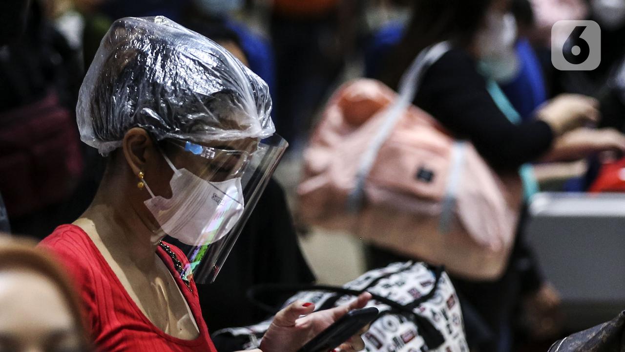 FOTO: H-1 Larangan Mudik, Bandara Soekarno Hatta Ramai Calon Penumpang