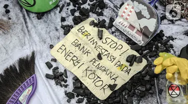 Aktivis melakukan aksi Jeda untuk Iklim di depan Plaza Mandiri, Jakarta, Selasa (25/1/2022). Aktivis menuntut komitmen bank nasional di Indonesia yang masih membiayai industri batu bara dan pertambangan yang merupakan penyumbang emisi terbesar kedua di Indonesia. (Liputan6.com/Faizal Fanani)