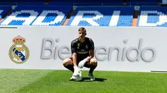 Kiper baru Real Madrid, Andriy Lunin berpose di lapangan saat presentasi di Stadion Santiago Bernabeu, Madrid, Spanyol, Senin (23/7). Andriy Lunin merupakan kiper baru Real Madrid asal Ukraina. (JAVIER SORIANO/AFP)