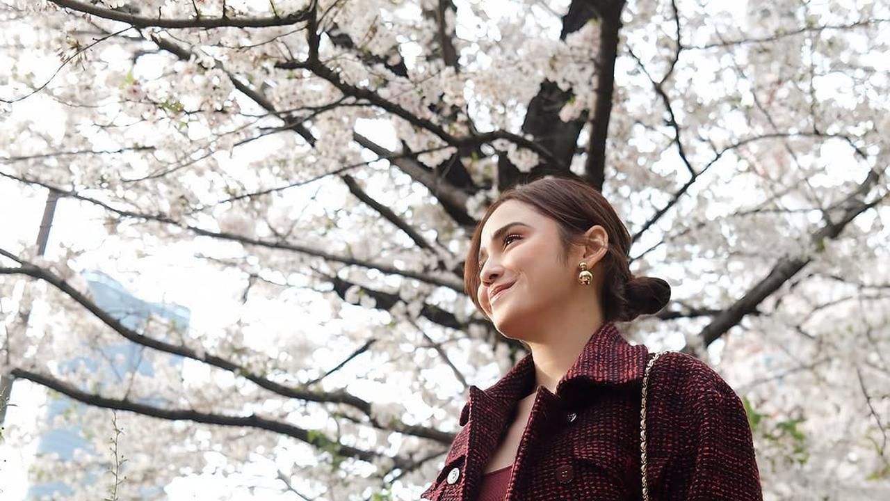 Potret Cantik Syifa Hadju di Jepang, Outfitnya Maroon Bikin Kulit Makin Bersinar