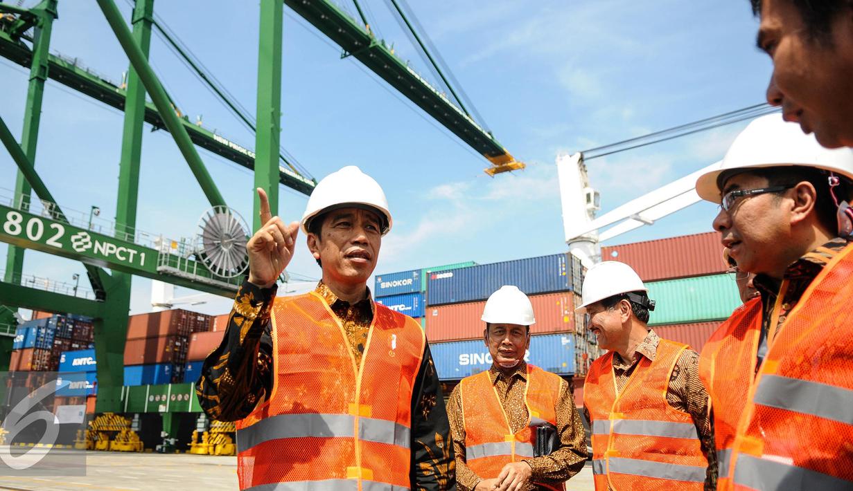 Presiden Jokowi meninjau New Priok Container Terminal (NPCT) 1, Pelabuhan Tanjung Priok, Jakarta, (13/9). Terminal diproyeksikan dapat melayani kapal petikemas berkapasitas I3.000-15.000 TEUs dengan bobot di atas 150.000 DWT. (Liputan6.com/Faizal Fanani)