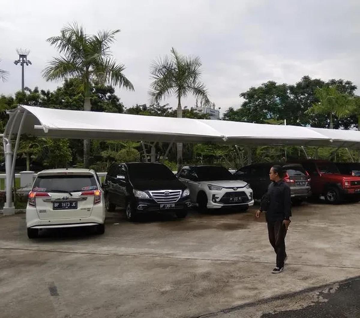 Sehingga, kendaraan yang hanya numpang lewat di area parkiran untuk menurunkan penumpang tidak boleh ikut dikenai biaya parkir.