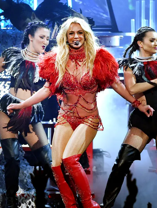 Britney Spears tampil enerjik di atas panggung Billboard Music Awards (BBMA) 2016 di T-Mobile Arena, Las Vegas, Minggu (22/5). Di ajang bergengsi itu, Britney Spears me-medley lagu-lagu hits miliknya. (Kevin Winter/GETTY IMAGES NORTH AMERICA/AFP)