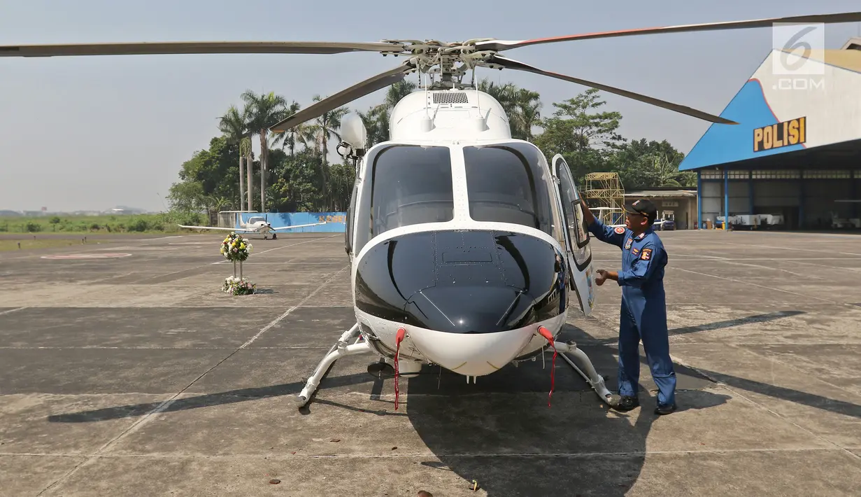Polisi memeriksa helikopter Bell 429/P-3203 di Hanggar 3 Ditpoludara Korpolairud Polri, Pondok Cabe, Tangerang Selatan, Banten, Rabu (11/9/2019). Penambahan helikopter tersebut untuk mendukung tugas-tugas operasional Polri. (Liputan6.com/Herman Zakharia)