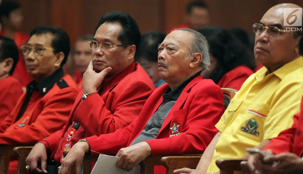 Ketua DPP Partai Golkar Bidang Organisasi Keanggotaan dan Daerah Freddy Latumahina (kanan) bersama Ketua Dewan Pembina SOKSI Oetojo Oesman, Plt Ketua Umum SOKSI Ali Wongso Sinaga saat Munas SOKSI ke-X di Jakarta (11/10). (Liputan6.com/JohanTallo)