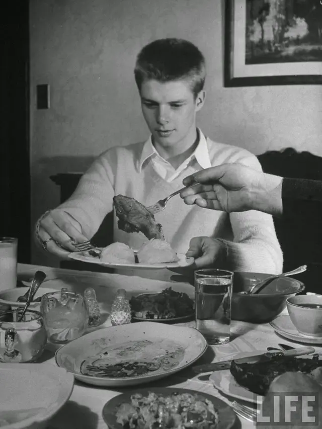 [Bintang] Tak Cuma Berpesta, Ini 12 Foto Aktivitas Para Cowok Amerika Tahun 1940-an