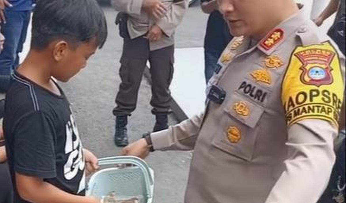 Kapolres pun memberikan uang tambahan karena ketekunan dan perjuangan bocah tersebut demi mencari pundi-pundi rupiah.<br>