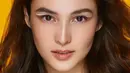 <p>Kali ini makeup Chelsea Islan fokus mempertajam area matanya. Dengan eyeliner di garis luar mata berwarna putih, look ini berhasil menjadi pesona tersendiri bagi Chelsea Islan. Foto: Instagram.</p>