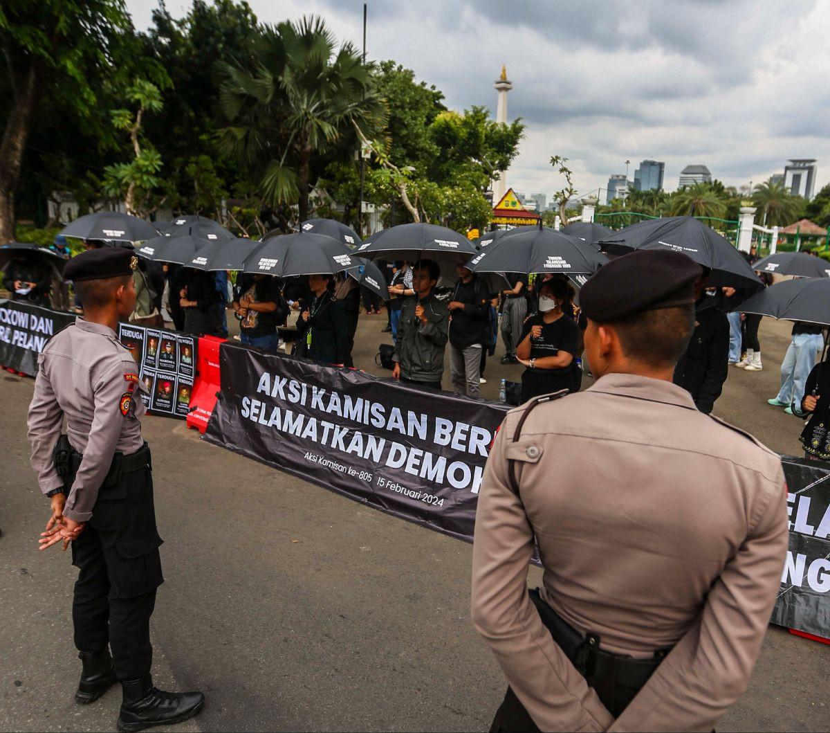 Aktivis Jaringan Solidaritas Korban untuk Keadilan (JSKK) menggelar Aksi Kamisan ke-808 di seberang Istana Merdeka, Jakarta, Kamis (7/3/2024).