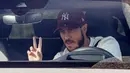 Pemain Real Madrid, Eden Hazard, tiba untuk menjalani tes virus corona COVID-19 di fasilitas pelatihan Valdebas, Madrid, Rabu (6/5/2020). Skuat Real Madrid jalani tes virus corona jelang latihan dan rencana kembali bergulirnya kompetisi La Liga. (AFP/Baldesca Samper)