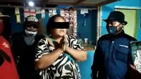 Saat dikonfirmasi soal video viral tersebut, Dede, sang pemilik warung membantah kabar tersebut. Dirinya mengatakan, semua video yang beredar di Facebook itu tidak benar. (Ayobandung/ Ist)