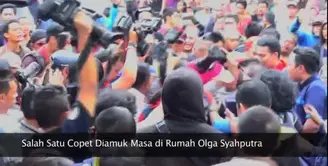 Ratusan pelayat yang berdesakan di rumah Olga Syahputra di kawasan Duren Sawit, Jakarta Timur, Sabtu (28/3) dimanfaatkan oleh komplotan pencopet. Salah satu pencopet tertangkap dan menjadi bulan-bulanan masa yang beringas.