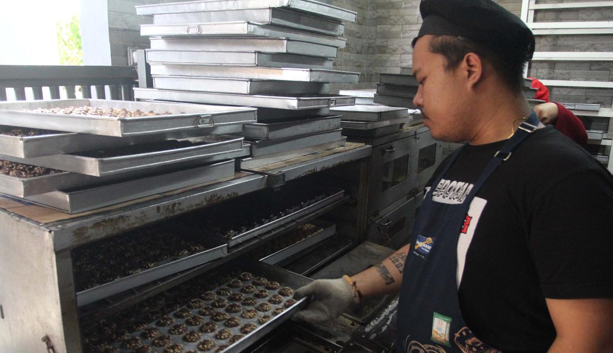 Usaha rumahan yang dijalankan warga setempat menjadi salah satu contoh pemberdayaan ekonomi berbasis komunitas yang terus bertahan dan berkembang. Tampak dalam foto, pekerja memproduksi berbagai jenis kue kering di Botisha Cookes Kampung Nastar, Larangan, Tangerang, Banten, Kamis 12 Maret 2026. (merdeka.com/Arie Basuki)