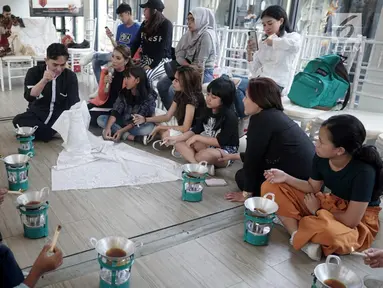 Perancang Batik asal Pekalongan Aditya Yusma mengajar kepada peserta kelas kreatif pada Rumah Kreatif BUMN (RKB) BNI Fest di Halal Park, Jakarta, Sabtu (27/7/2019). Acara dengan mengajak pengunjung digelar pada tanggal 27-28 Juli 2019. (Liputan6.com/HO/Rizki)