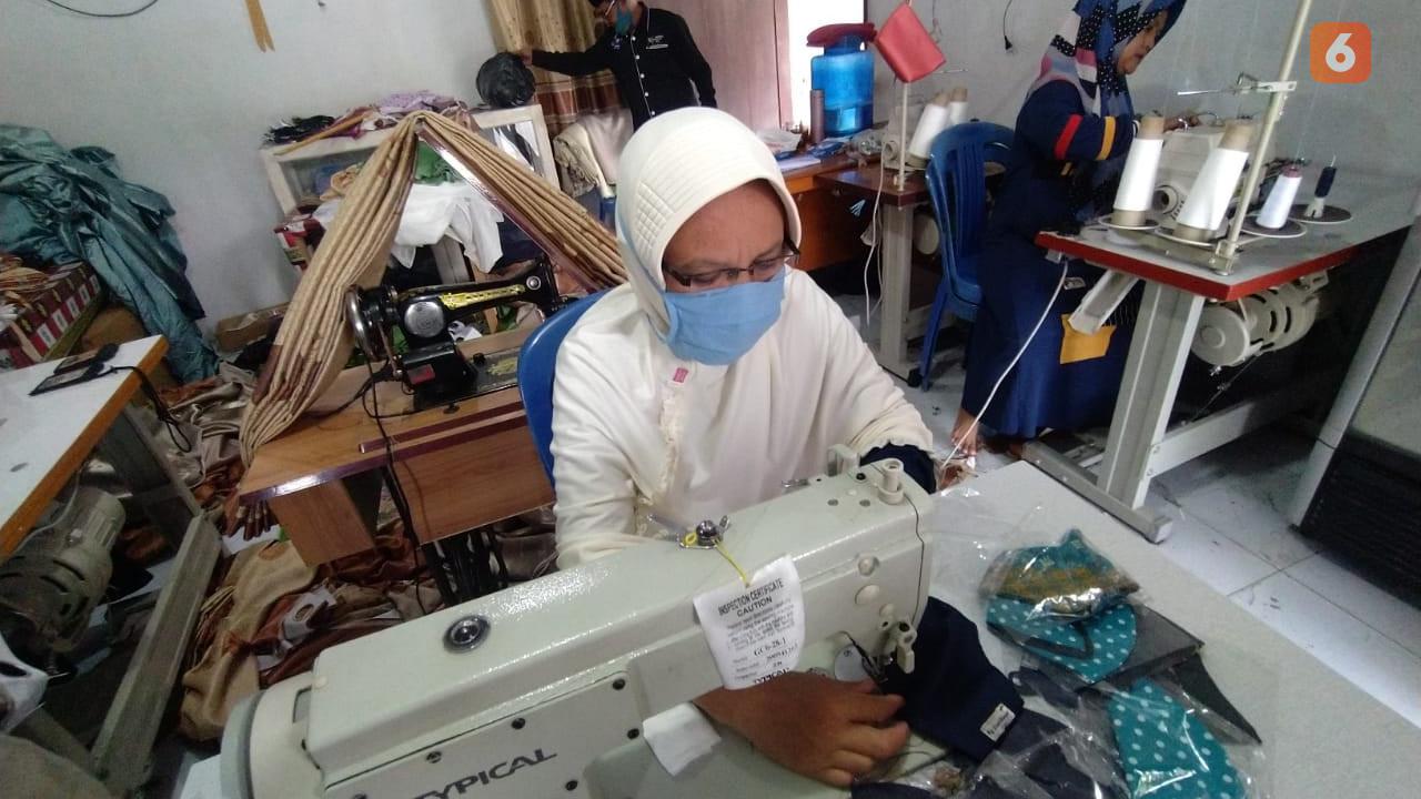 Pengusaha tailor saat memenuhi pesanan jelang hari raya idul fitri (Arfandi Ibrahim/Liputan6.com)