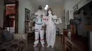 Akuntan Brasil Tercio Galdino (66) dan istrinya Alicea Galdino berpose dengan mengenakan pakaian pelindung mirip astronaut saat akan pergi ke Pantai Copacabana di Rio de Janeiro, Brasil, 12 Juli 2020. (Mauro Pimentel/AFP)