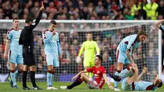 Manajer Jose Mourinho dan gelandang Ander Herrera diusir wasit ke luar lapangan saat Manchester United menjamu Burnley di Stadion Old Trafford pada laga Premier League 2016-2017, Sabtu (29/10/2016). (Reuters/Phil Noble)
