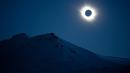 Gerhana matahari total yang terlihat dari Kepulauan Svalbard, Norwegia, Jumat (20/3/2015). (AFP PHOTO/NTB Scanpix/JON Olav NESVOLD)