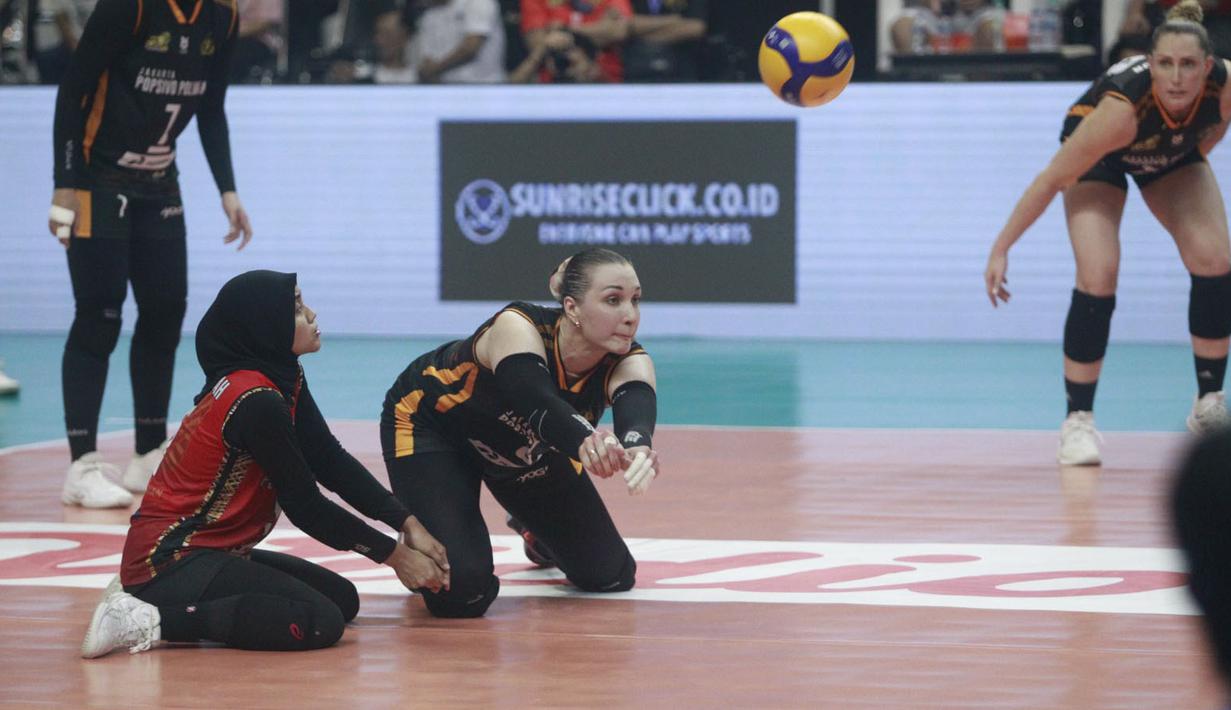 <p>Pemain Jakarta Popsivo Polwan, Irina Voronkova (tengah) berusaha menjangkau bola saat menghadapi Bandung BJB Tandamata pada laga seri kedua putaran kedua PLN Mobile Proliga 2024 di GOR Si Jalak Harupat, Kabupaten Bandung, Jumat (7/6/2024). Jakarta Popsivo Polwan kalah 2-3 (26-28, 24-26, 25-18, 25-12 dan 13-15). (Dok. PBVSI)</p>