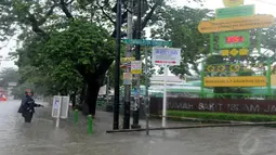 Banjir setinggi sekitar 30 cm tampak mengepung kawasan Rumah Sakit Islam Jakarta, Senin (09/02/14) akibat hujan yang mengguyur sejak Minggu malam